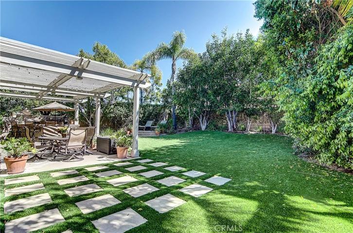 Toto...I don't think we are in Aliso Viejo anymore...with this kind of outdoor space!
