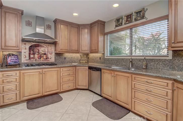 Wow!  Check out this cabinet and counter space...every cook wants a window in the kitchen too...this one has a pool view!