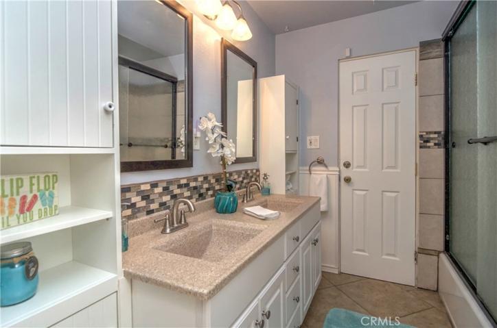 No need to track sand into the home from the beach, or come in soaking wet from the pool..simply enter straight into the hall bath from outside!