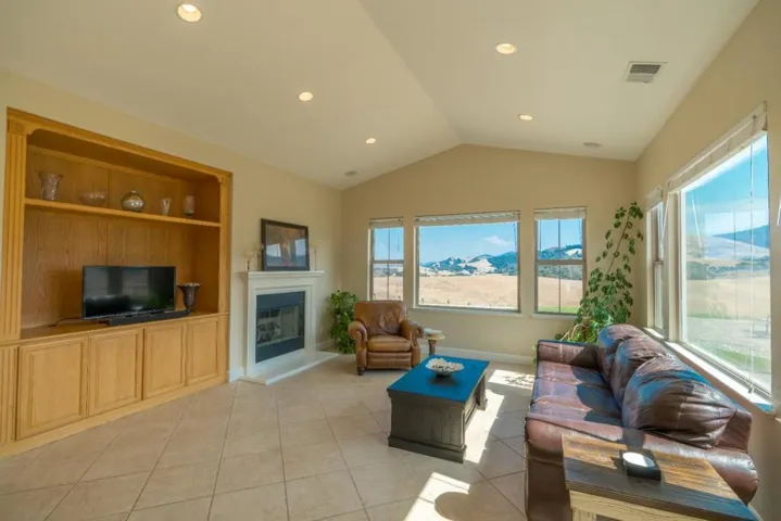979 Via Rodriguez, San Juan Bautista, California 95045