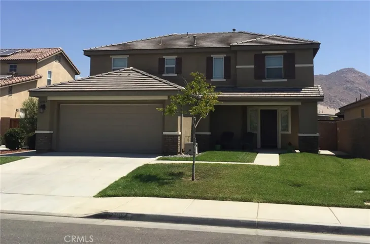 Well Maintained front yard.