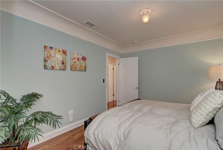 How many homes of this period can accommodate a king size bed?....easily?!