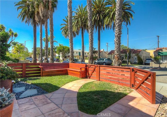 Now this is the Belmont Shore livestyle at it's best...you will love greeting friends and neighbors here...built-in benches are the perfect place to watch the world go by...and enjoy ocean breezes at the same time.