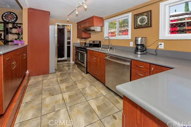 7833 Forsythe Street, Sunland, California 91040
