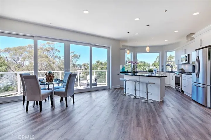Plenty of large oversized windows through out, provides canyon views.