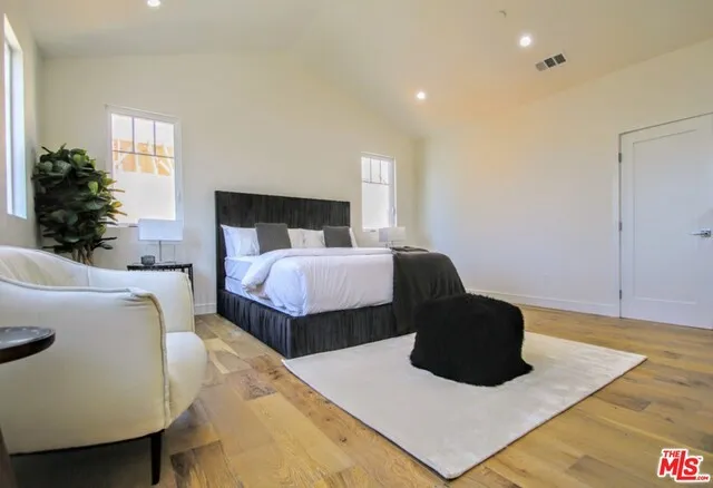 Master Bed - Sitting Area
