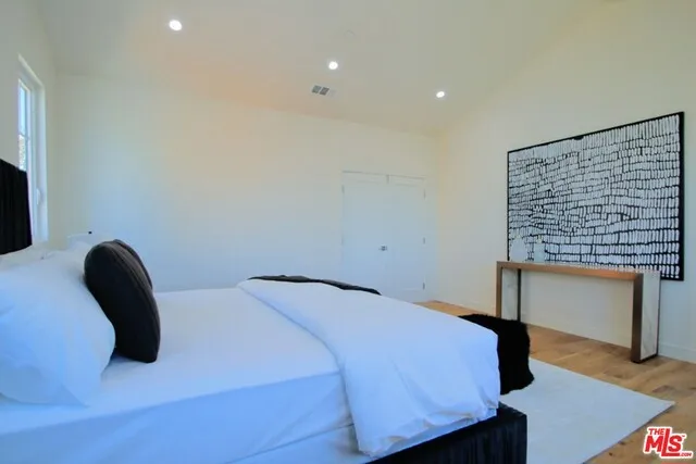 Master Bedroom - reverse angle