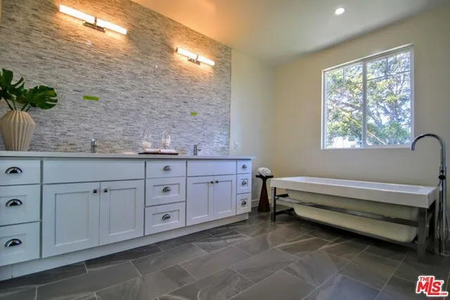 Master Bath - soaking tub