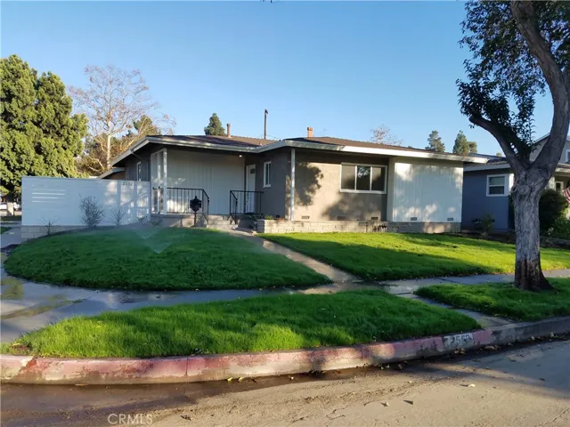 Nice 6152' corner lot. Lush green grass with all new sprinklers and a fresh coat of exterior paint.