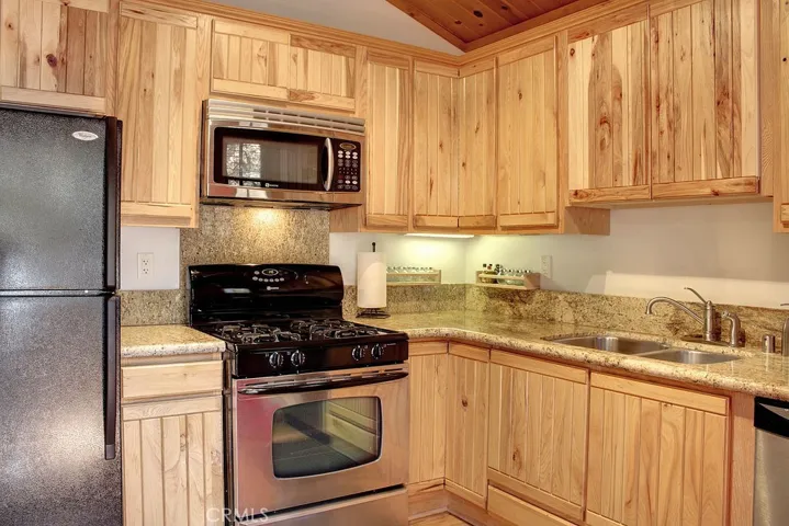 399 Imperial Avenue, Sugarloaf, California 92386