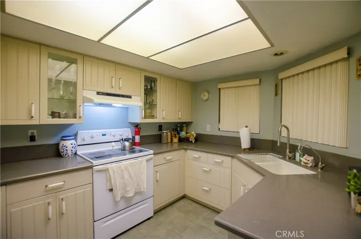 Newer kitchen cabinets with quartz​​‌​​​​‌​​‌‌​​‌​​​‌‌​​​‌​​‌‌​​‌‌​​‌‌​​​​ counters