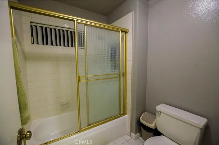 Bathtub and shower in the master bathroom
