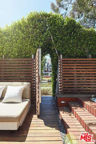 2335 Eastern Canal, Venice, California 90291