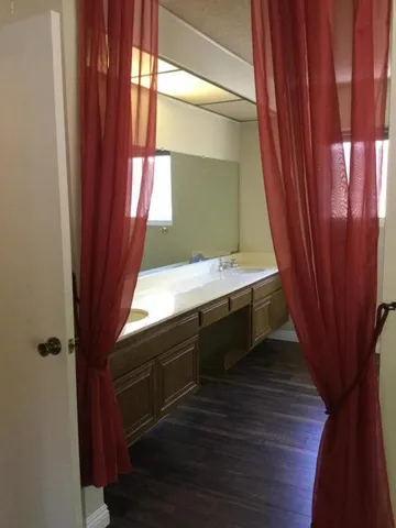Master bath (3)