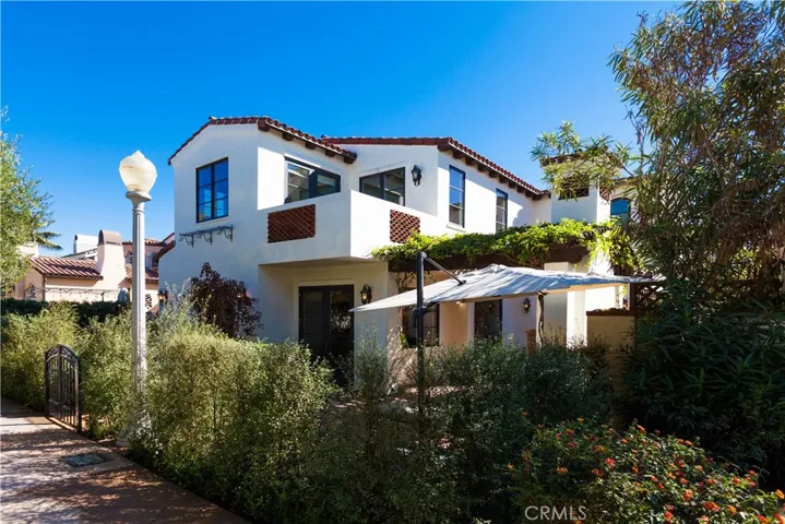 STRADA VIEW OF THIS BEAUTIFUL LIDO ISLE RESIDENCE