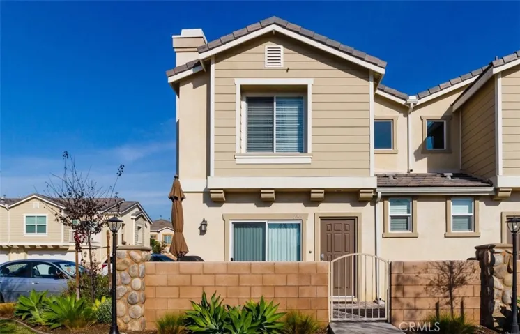 4941 Camp Street.  End unit, with great front patio!