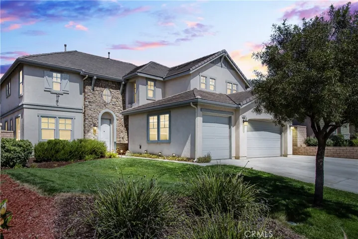 Great Curb Appeal! Exterior View Front