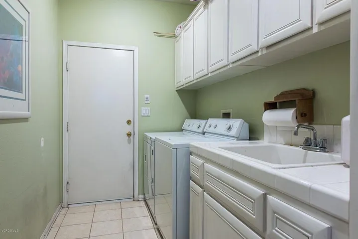 64 Mollison-laundry