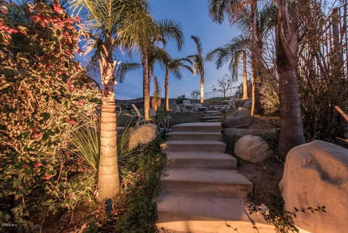 64 Mollison-stairs up 2