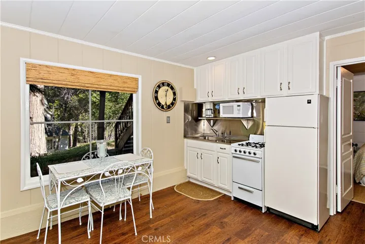 248 Corona Circle, Lake Arrowhead, California 92352