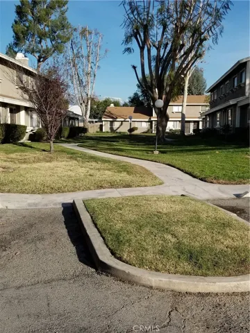 walkway leads right to the door  5C