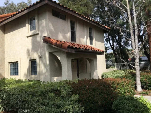 End unit with semi-private location