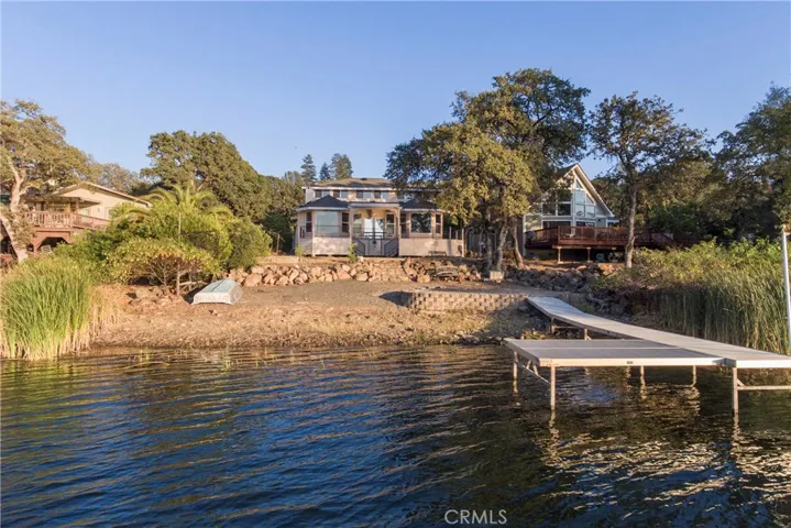 Live life on the lake!
