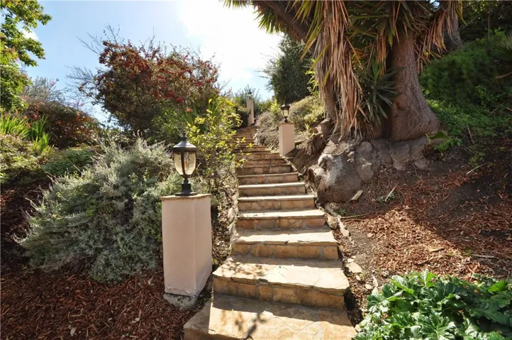 11 Toprail Lane, Rancho Palos Verdes, California 90275
