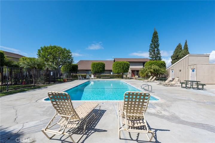 The grounds are Immaculate, and unlike the newer cookie cutter complexes, Established Developments Like Huntington Township Boast LOTS OF OPEN SPACE for relaxing!