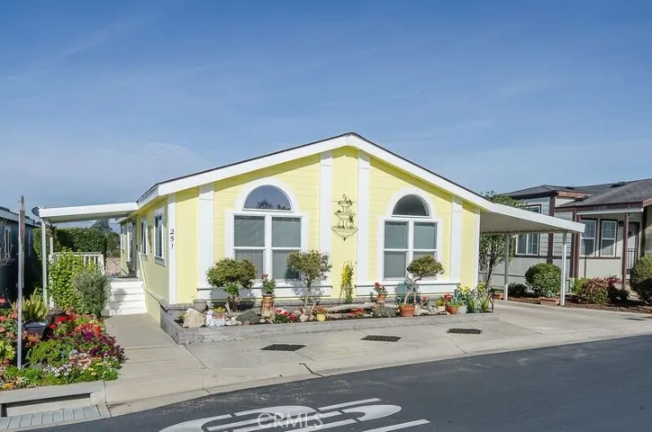 Cheerful and clean, this lovely home was recently painted and is fresh as a daisy!