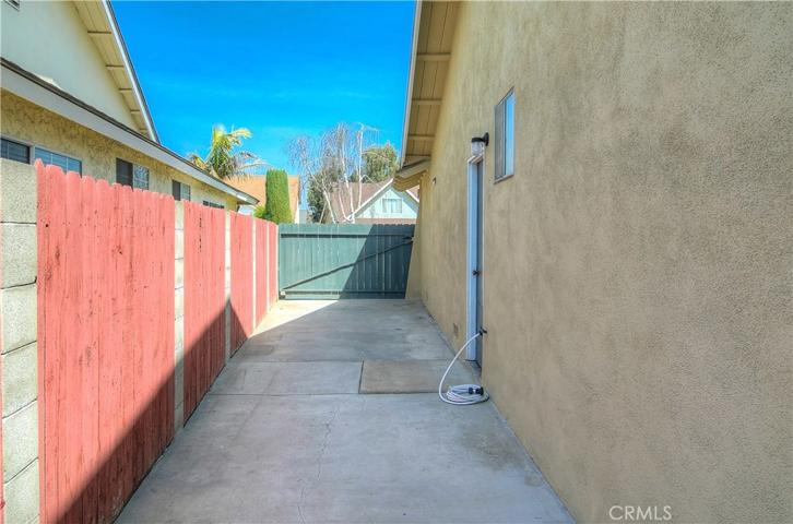 Large sideyard with gate is great for storage...or parking for small RV or sport trailer.