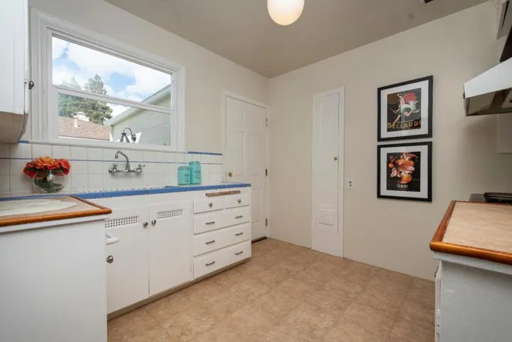 1015 Holly Street, San Carlos, California 94070