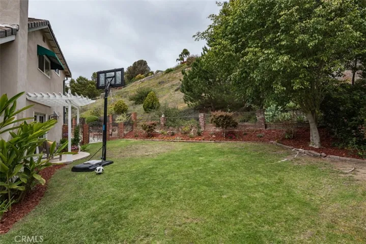 Large side yard with ample space for gardening, play or entertainment.