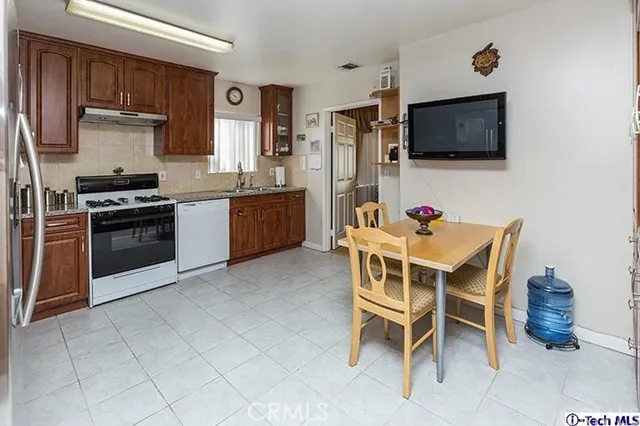 6442 Troost Avenue, North Hollywood, California 91606