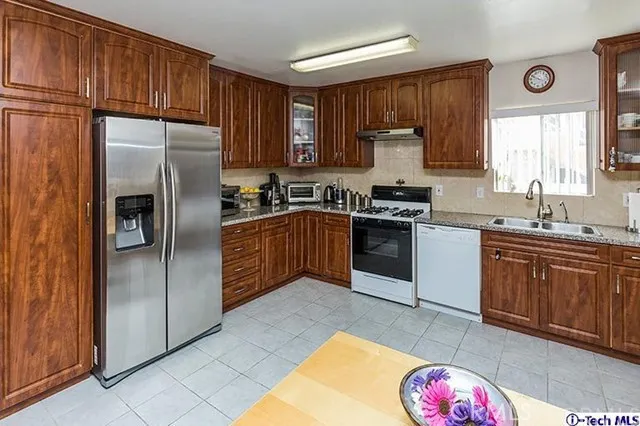 6442 Troost Avenue, North Hollywood, California 91606