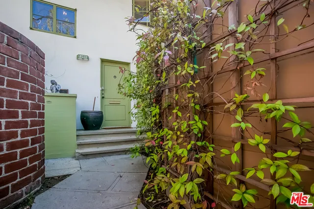 5260 1/2 Village 1/2, Los Angeles, California 90016
