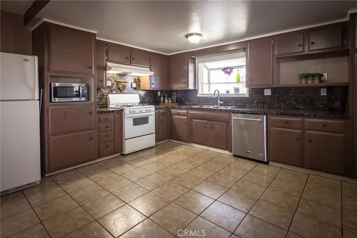 27102 Stratford Street, Highland, California 92346