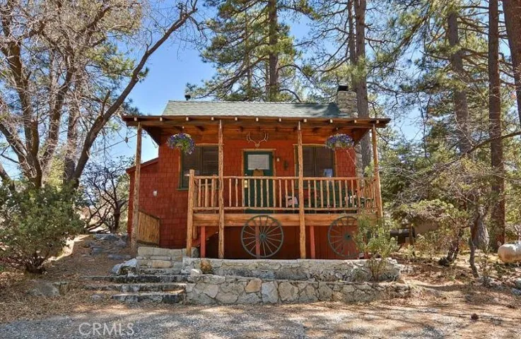 The "Wagon Wheel" Vintage Cabin on Hwy 243