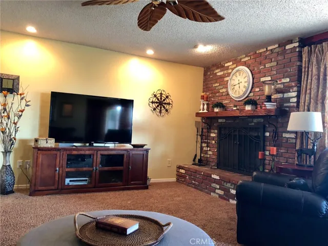 Family room w/fireplace