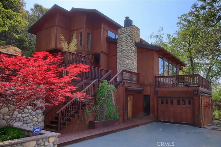 Located at the end of Oak for privacy, landscaped and private~