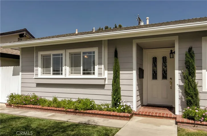 A nice welcome home...or welcome to your friends and family...plus all windows are energy efficient dual pane...leaded glass front door and brick accents add nice appeal.