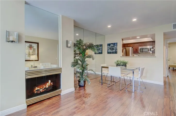Flexible dining area gives nice option for entertaining, or family dinners.