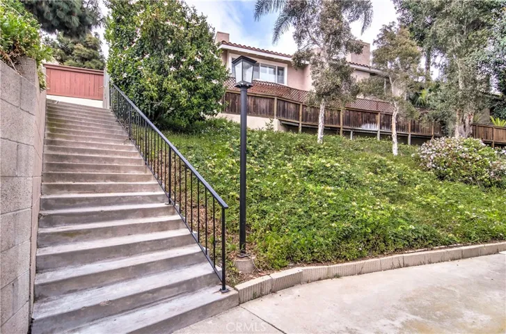 So many greenbelts and landscaped slopes throughout the neighborhood...some with Saddleback mountain views!
