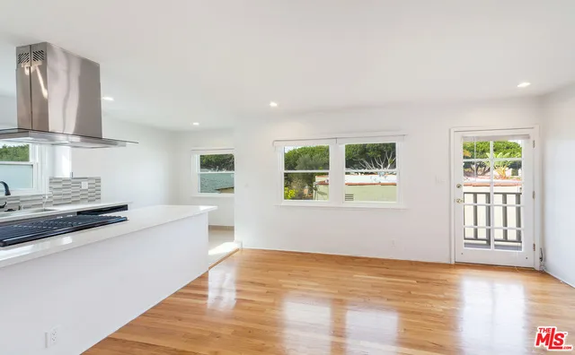2450 Oak Street, Santa Monica, California 90405