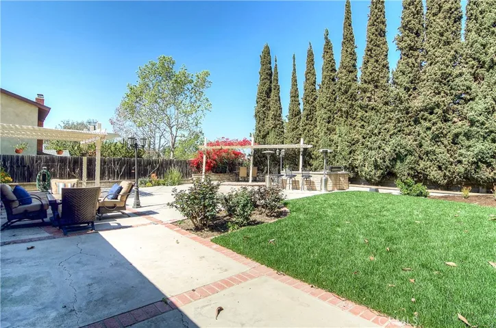 This super private yard is AWESOME...so much space and room...quaint street lights create a nice mood in the evening.