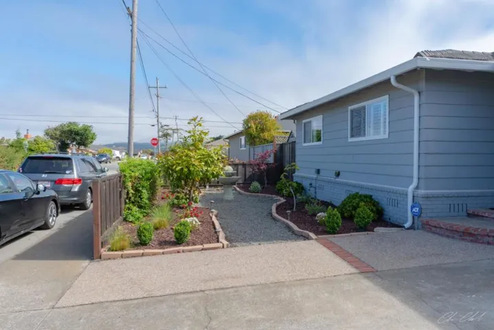 907 Third Avenue, Half Moon Bay, California 94019