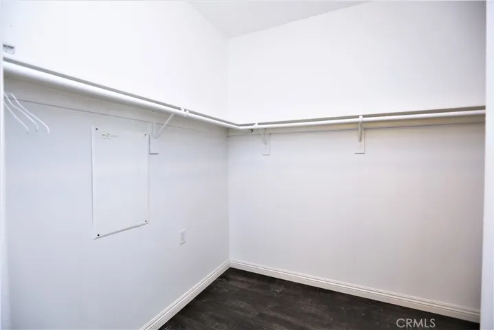 WALK IN CLOSET