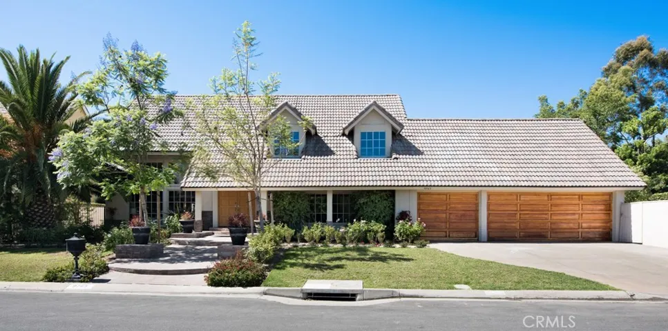 Gorgeous curb appeal at this Traditional Villa Park estate.