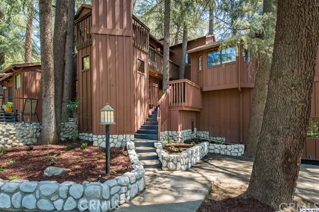 5215 Palm Drive, La Canada Flintridge, California 91011