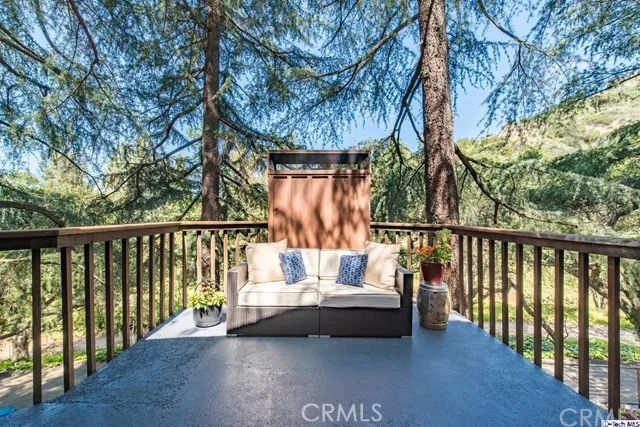5215 Palm Drive, La Canada Flintridge, California 91011